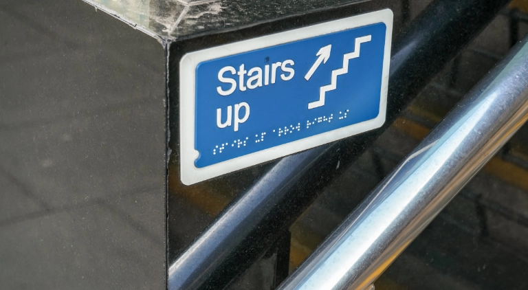 tabliczka przy schodach